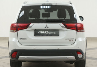 Подержанный автомобиль Mitsubishi Outlander 2017 года (3 фото)