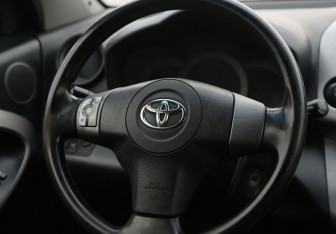 Подержанный автомобиль Toyota RAV4 2007 года (16 фото)