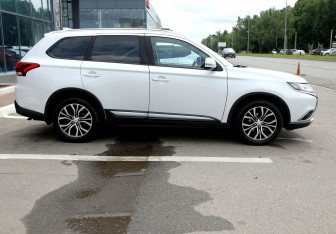 Подержанный автомобиль Mitsubishi Outlander 2018 года (7 фото)