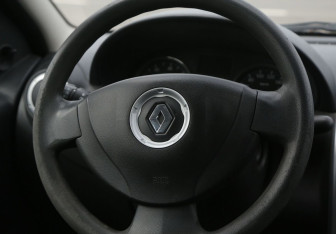 Подержанный автомобиль Renault Logan Sedan 2014 года (16 фото)