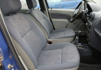 Подержанный автомобиль Renault Logan Sedan 2005 года (10 фото)