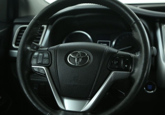 Подержанный автомобиль Toyota Highlander 2014 года (16 фото)