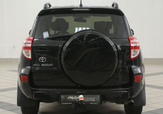 Подержанный автомобиль Toyota RAV4 2011 года (3 фото)