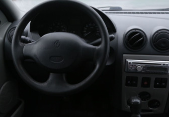 Подержанный автомобиль Renault Logan Sedan 2007 года (14 фото)