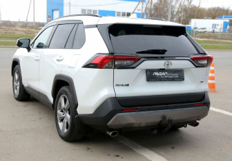 Подержанный автомобиль Toyota RAV4 2020 года (4 фото)