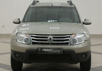 Подержанный автомобиль Renault Duster 2015 года (6 фото)