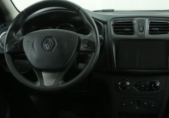 Подержанный автомобиль Renault Sandero 2015 года (14 фото)