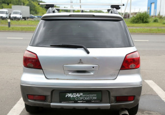 Подержанный автомобиль Mitsubishi Outlander 2006 года (5 фото)