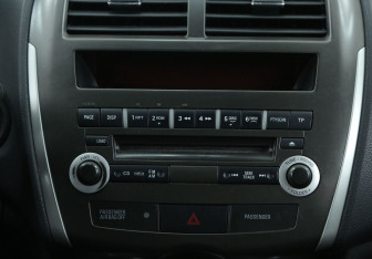 Подержанный автомобиль Mitsubishi ASX 2011 года (13 фото)