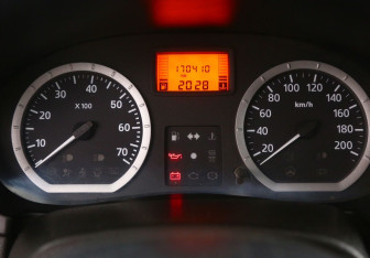 Подержанный автомобиль Renault Logan Sedan 2006 года (12 фото)