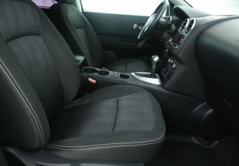 Подержанный автомобиль Nissan Qashqai 2012 года (10 фото)