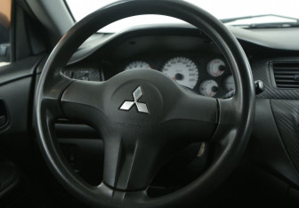 Подержанный автомобиль Mitsubishi Lancer Sedan 2006 года (16 фото)