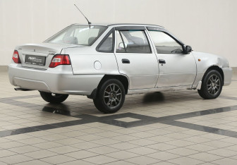 Подержанный автомобиль Daewoo Nexia Sedan 2010 года (4 фото)