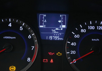 Подержанный автомобиль Hyundai Solaris Hatchback 2015 года (18 фото)