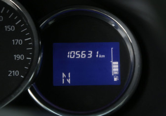 Подержанный автомобиль Renault Sandero 2015 года (18 фото)