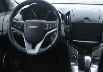 Подержанный автомобиль Chevrolet Cruze Hatchback 2014 года (16 фото)