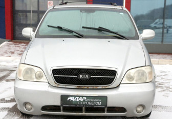 Подержанный автомобиль Kia Carnival 2005 года (2 фото)
