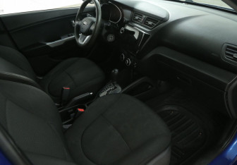 Подержанный автомобиль Kia Rio Hatchback 2013 года (8 фото)