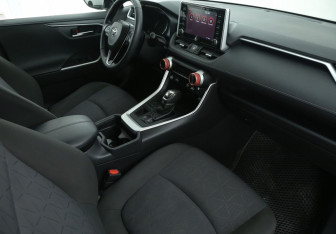 Подержанный автомобиль Toyota RAV4 2020 года (9 фото)