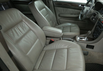 Подержанный автомобиль Audi A6 Sedan 2002 года (10 фото)