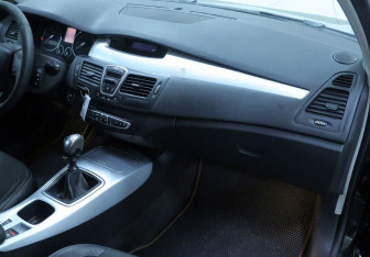 Подержанный автомобиль Renault Laguna Wagon 2008 года (6 фото)