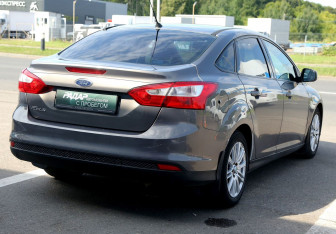 Подержанный автомобиль Ford Focus Sedan 2011 года (6 фото)