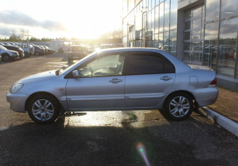 Подержанный автомобиль Mitsubishi Lancer Sedan 2005 года (4 фото)