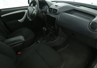 Подержанный автомобиль Nissan Terrano 2015 года (9 фото)
