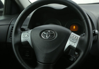 Подержанный автомобиль Toyota Corolla Sedan 2008 года (16 фото)