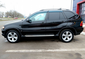 Подержанный автомобиль BMW X5 2003 года (8 фото)