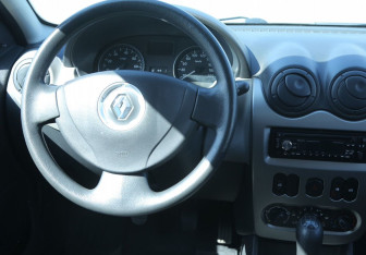 Подержанный автомобиль Renault Sandero 2012 года (15 фото)