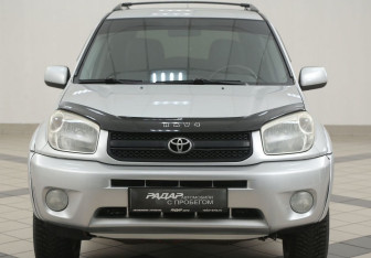 Подержанный автомобиль Toyota RAV4 2004 года (6 фото)
