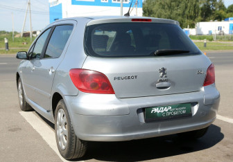 Подержанный автомобиль Peugeot 307 Hatchback 2005 года (4 фото)