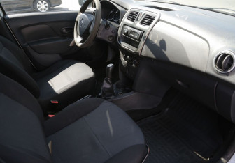 Подержанный автомобиль Renault Logan Sedan 2015 года (9 фото)