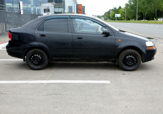 Подержанный автомобиль Chevrolet Aveo Sedan 2004 года (7 фото)