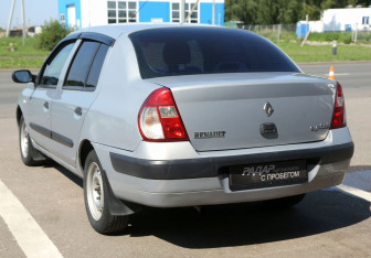 Подержанный автомобиль Renault Symbol 2004 года (4 фото)