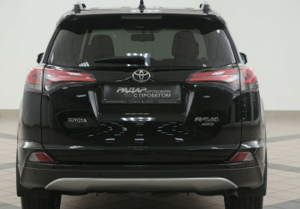 Подержанный автомобиль Toyota RAV4 2017 года (3 фото)