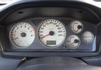 Подержанный автомобиль Mitsubishi Lancer Sedan 2005 года (14 фото)