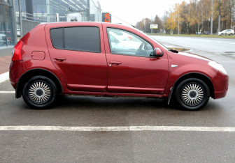 Подержанный автомобиль Renault Sandero 2011 года (7 фото)