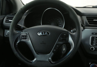 Подержанный автомобиль Kia Rio Sedan 2015 года (16 фото)