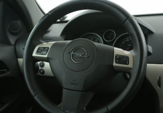 Подержанный автомобиль Opel Astra Hatchback 2008 года (16 фото)