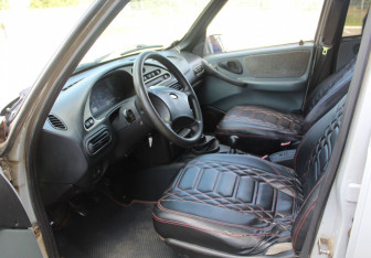 Подержанный автомобиль Chevrolet Niva 2004 года (10 фото)
