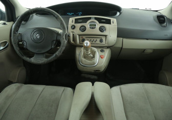 Подержанный автомобиль Renault Scenic 2009 года (12 фото)