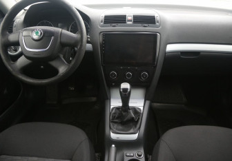 Подержанный автомобиль Skoda Octavia Liftback 2011 года (12 фото)