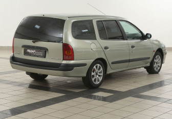 Подержанный автомобиль Renault Megane Wagon 2000 года (4 фото)