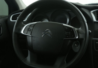 Подержанный автомобиль Citroen C4 Hatchback 2012 года (16 фото)