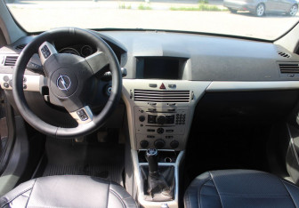 Подержанный автомобиль Opel Astra Wagon 2007 года (13 фото)