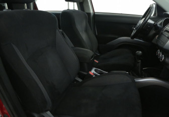Подержанный автомобиль Mitsubishi Outlander 2007 года (10 фото)