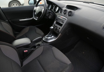 Подержанный автомобиль Peugeot 308 Hatchback 2011 года (9 фото)