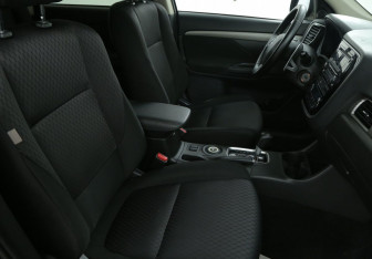 Подержанный автомобиль Mitsubishi Outlander 2012 года (10 фото)